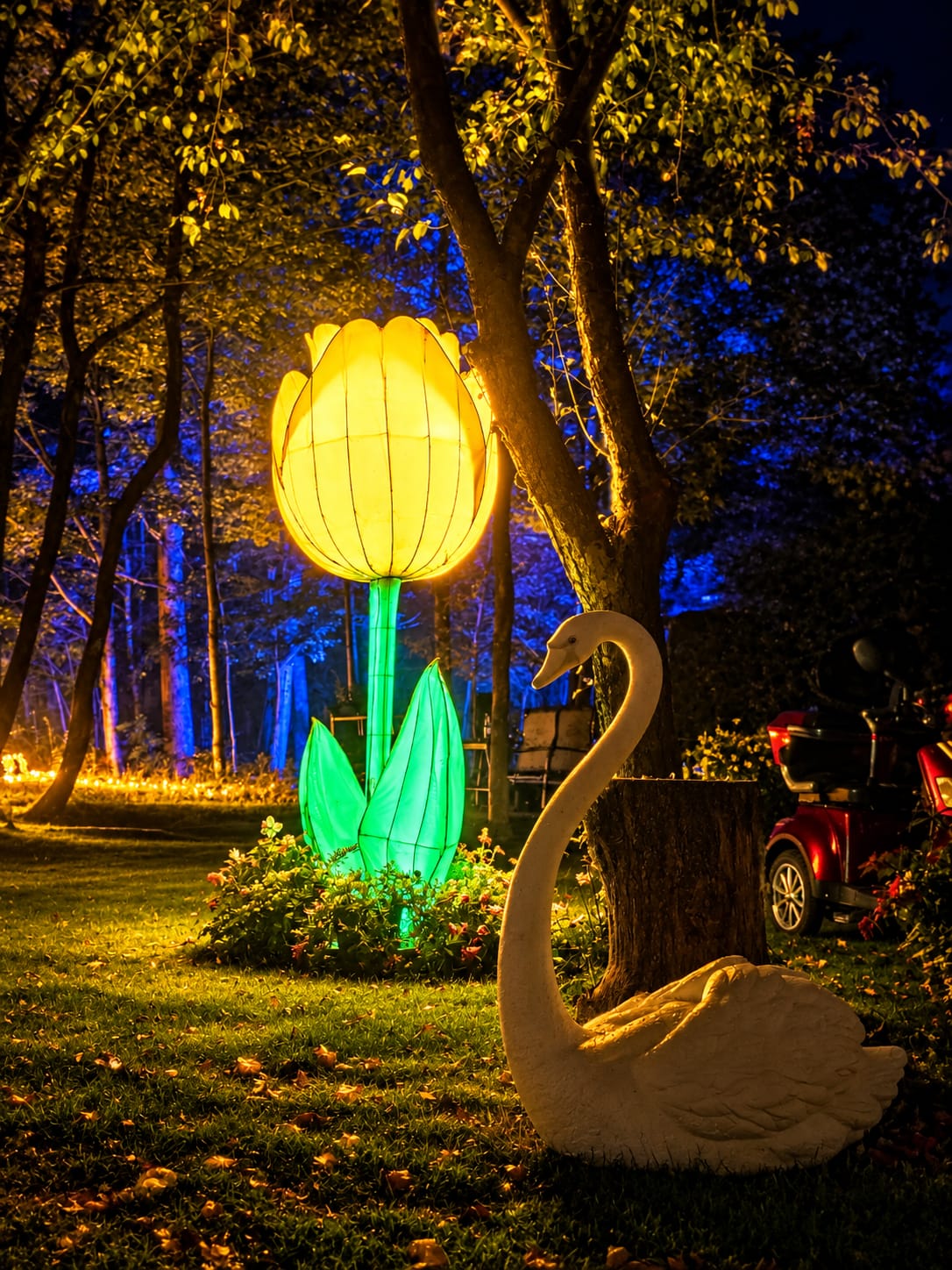 Grande fleur lumineuse et cygne décoratif illuminés dans le boisé du Havana Resort